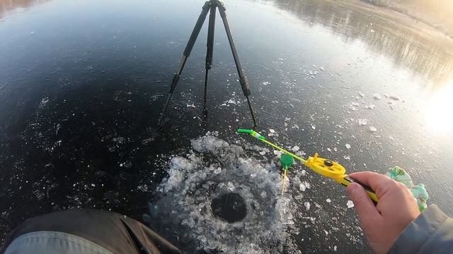 ДОЖДАЛИСЬ ПЕРВЫЙ ЛЕД! ЧУДОВИЩНЫЕ РОТАНЫ ЗАГИБАЮТ КИВКИ И ЗАЖИГАЮТ ФЛАЖКИ НЕ ХУЖЕ ЩУКИ! смотреть онлайн