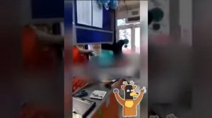 Мужик разбил дверь в пятерочке