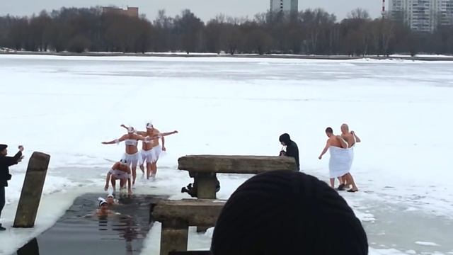 Танец маленьких лебедей в исполнении моржей Москвы и Долгопрудного смотреть онлайн