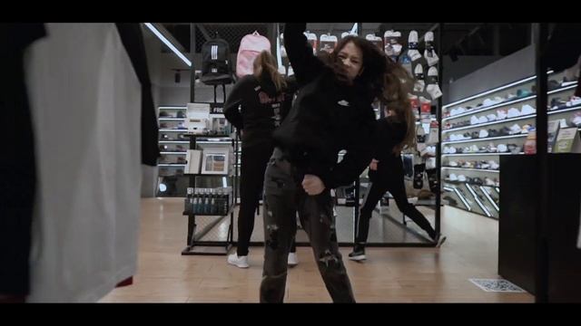 Sneaker Bar x Place Dance Studio смотреть онлайн