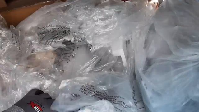 THERE IS MONEY IN THE DUMPSTER смотреть онлайн