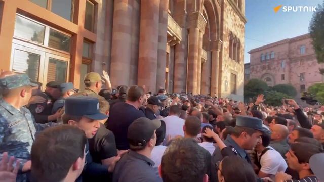 Возле здания правительства между гражданами и полицией произошла давка смотреть онлайн