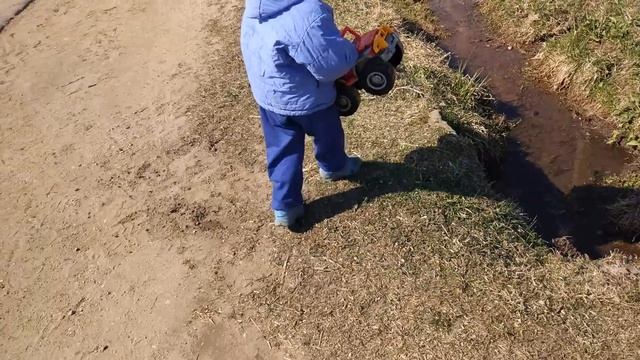 Тест драйв новых машинок. Запускаем машинки с обрыва смотреть онлайн