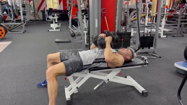 Жим гантелями лежа на горизонтальной скамье, узким хватом смотреть онлайн