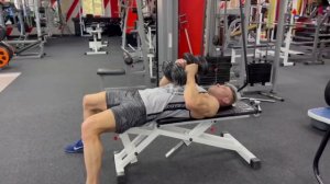 Жим гантелями лежа на горизонтальной скамье, узким хватом