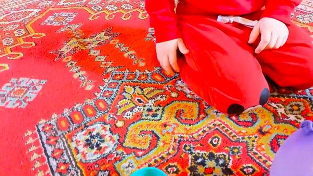 Как проткнуть воздушный шарик, чтобы он не лопнул 😮 Детские опыты 👶🏻 смотреть онлайн
