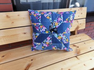 Как сшить наволочку из старых джинсов.