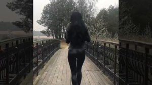 Шикарная девушка в кожаных лосинах и лабутэнах!????????