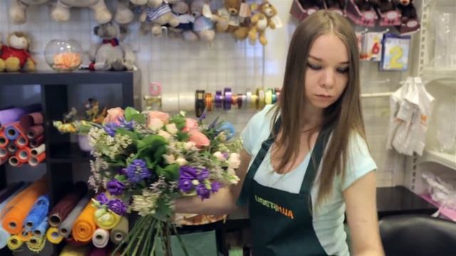 Сборка букета из роз и вероник 