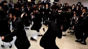 Евреи танцуют под хардбас"водоворот"