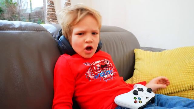 Amelia and Avelina play the Poppit challenge with Akim and Arthur! смотреть онлайн