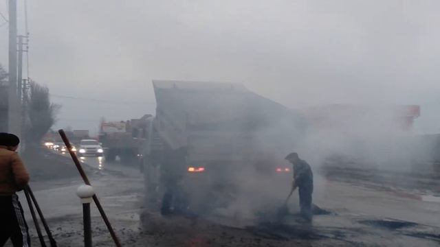 Батайск, 20 марта, асфальт засыпают в лужи на улице Фермерской. смотреть онлайн