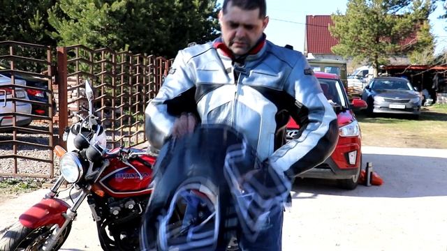 Терминатор отдыхает. Мотоэкипировка. Honda CB 400 Super Four Vtec. смотреть онлайн