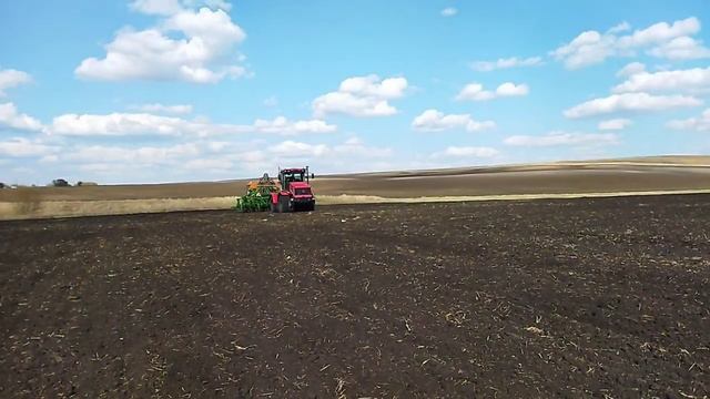 Сев яровой пшеницы на тракторе к-525 с сеялкой AMAZON . И работа с катками на тракторе мтз 82. смотреть онлайн
