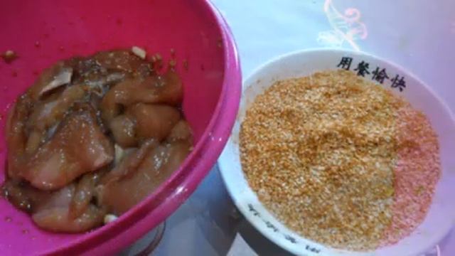 Быстрая и очень вкусная закуска из куриного филе. Мясо получается сочным и нежным. смотреть онлайн