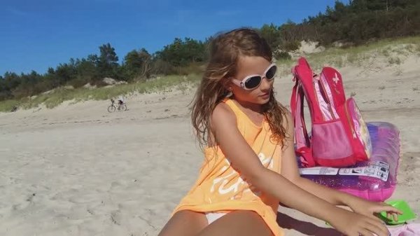 LITHUNIAN GOLD-AMBER IN MISS SUNNY HANDS !