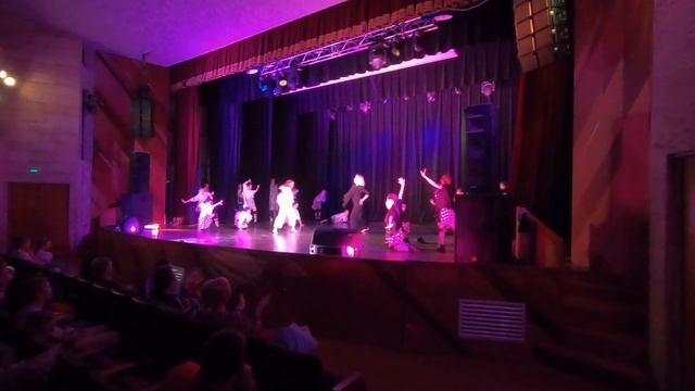 Александра Леонидовна и старшая группа Tropicana Dance смотреть онлайн