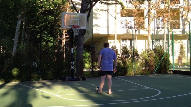 Забросил мяч в кольцо ногой. смотреть онлайн