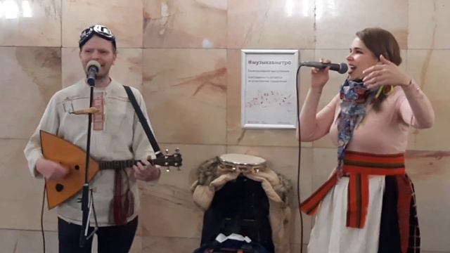 Русская народная песня в метро Чеховская. Музыка в метро. Москва. Весна. 2022 год. смотреть онлайн