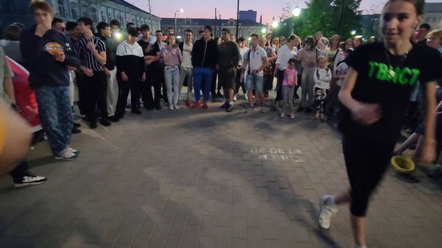 огромный батл. танцы на мира. туса джуса смотреть онлайн