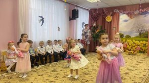 «Маленькие мамы». Танец с куклами на 8 марта. Средняя группа.