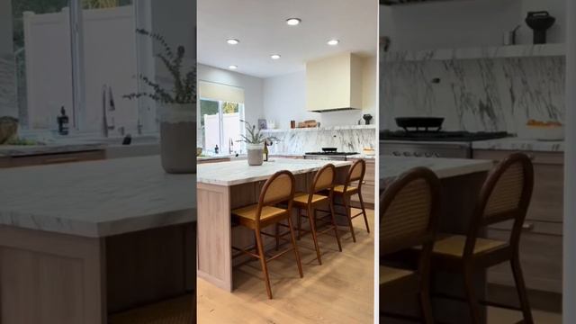 Which kitchen counter stools do you like more?! #modernkitchen #homedesign #kitchendesign #decor смотреть онлайн
