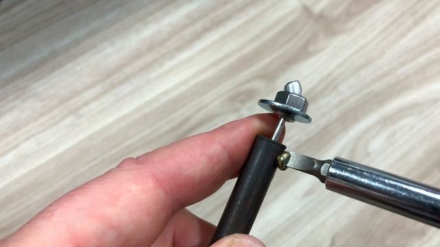 Insira o rebite no ferro de solda elétrico e você verá um milagre смотреть онлайн