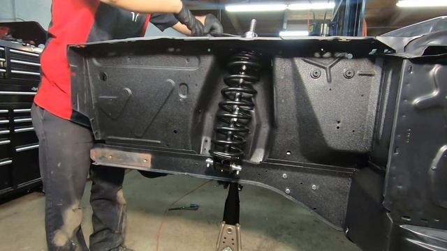 How to compress front coil springs on your classic Mustang & Cougar смотреть онлайн