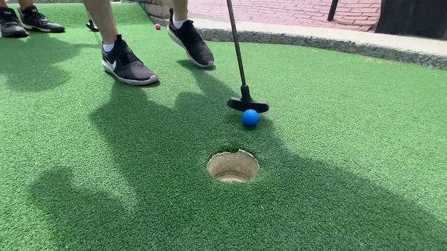 WEIRD PUTT MINI GOLF CHALLENGE! смотреть онлайн