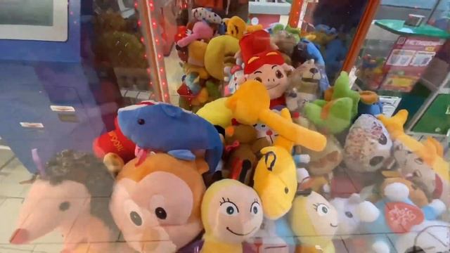 Разоряем игровой автомат с игрушками / Розыгрыш игрушки ?/ ХВАТАЙКА / Как вытащить игрушку!!! смотреть онлайн