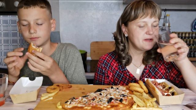 Мукбанг Пицца, Хот-Доги и Фри смотреть онлайн