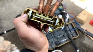 Четырехходовой клапан кондиционера в разрезе , по чему заедает