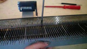 Замена  игл на вязальной машине Нева-2