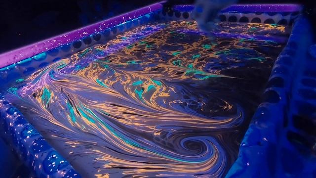 Watermarbling Ebru Art - with blacklight glowing uv reaction by Ox Marbling смотреть онлайн