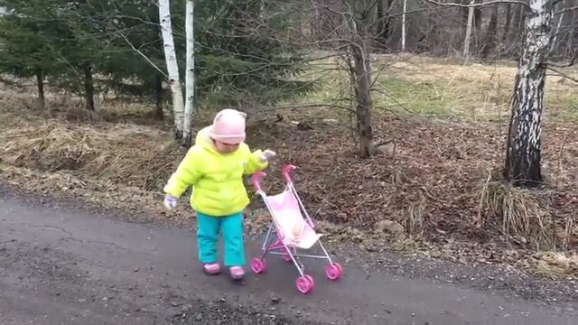 Вера гуляем. Катаем куклу. 042017 смотреть онлайн