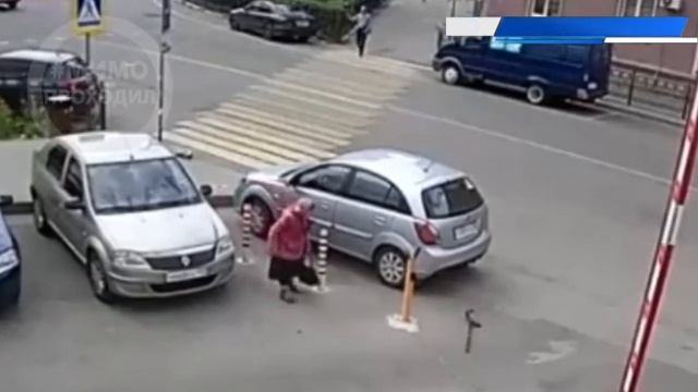 Воронеж, бабушка, шлагбаум, пешеход смотреть онлайн