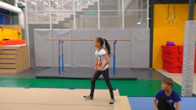 КТО ЛУЧШИЙ в ГИМНАСТИКЕ ?? Мальчик VS Девочка ? спортивный ЧЕЛЛЕНДЖ ✌️ смотреть онлайн