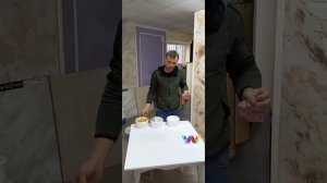 имитация камня на столешнице стола.
