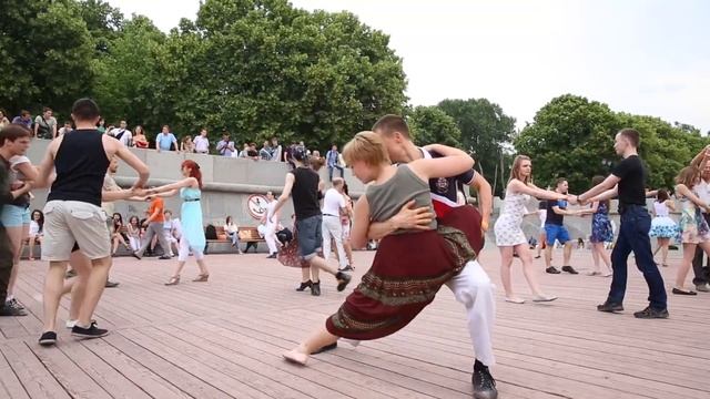 Нескучные танцы в Нескучном Саду смотреть онлайн