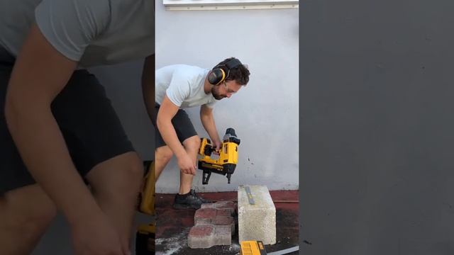 DEWALT Cordless Concrete Nailer (DCN890P2) смотреть онлайн