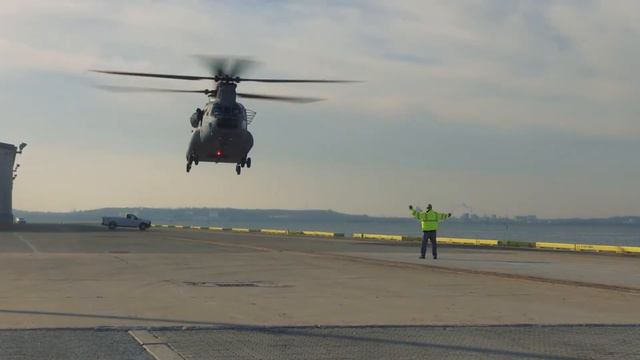 Boeing Chinook Lands at Port of Baltimore смотреть онлайн
