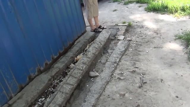 Колбаса без холодильника, в пыли от земляных и строительных работ