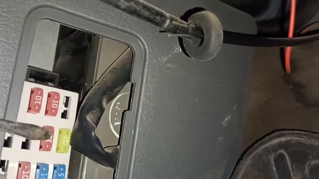 БЛОК ПРЕДОХРАНИТЕЛЕЙ В САЛОНЕ//Kia Spektra