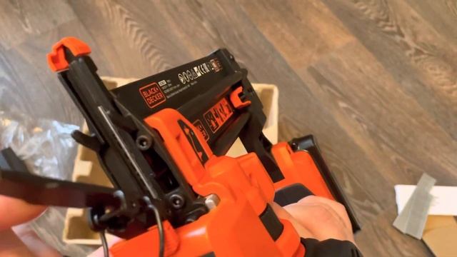 Нейлер аккумуляторный Black+Decker.23 февраля!!!и носки в подарок!)))