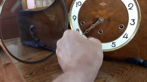 Часы с четвертным боем и Вестминстерской мелодией.