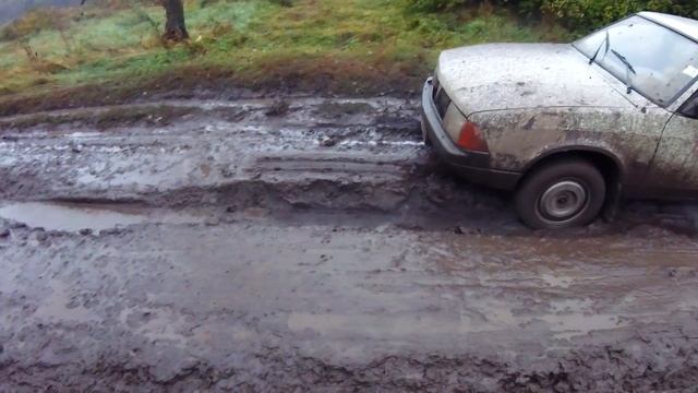 Что может Москвич 2141 в грязи без цепей?