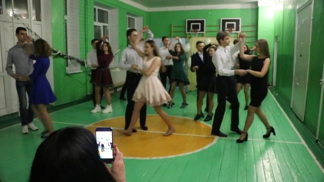 Вальс "Не о любви" День матери. МБОУ "Вешенская СОШ" 10 класс 30.11.18 год смотреть онлайн