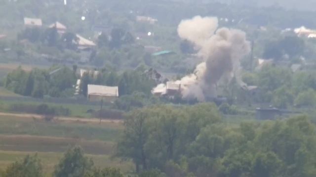 Удар «Краснополем» по дому, в котором была организована огневая точка солдат ВСУ.MP4 смотреть онлайн