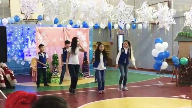 Мои одноклассники ошиблись!!! Для них было позор!!! В школе был новый год! :O смотреть онлайн