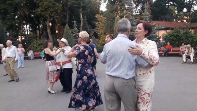 Заманила, соблазнила, раздразнила!!! ??Танцы в парке Горького!!!?? Харьков 2021 смотреть онлайн